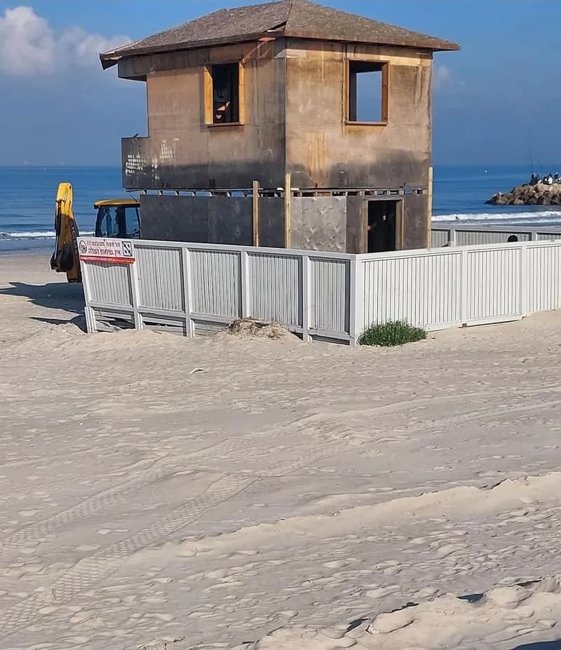חשד לבזבוז כספי ציבור באגף החופים: סוכת מציל חדשה נהרסה והוחלפה במשומשת